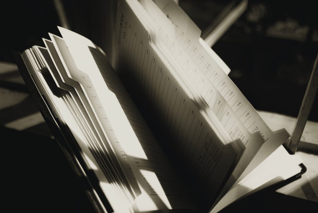 sazonalidade - Uma agenda sendo folheada