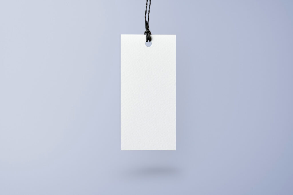 precificação - Uma etiqueta em branco em um fundo cinza