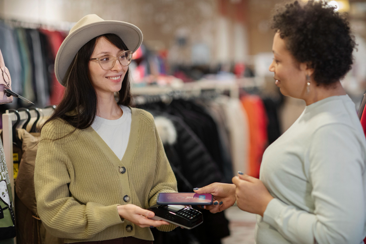 Como o cliente está visitando mais lojas, mas comprando menos em cada uma, e o impacto disso no PDV